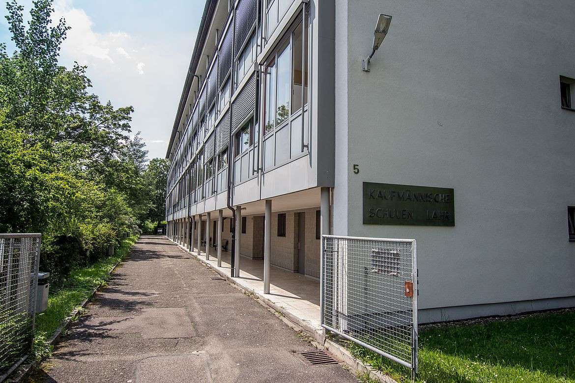 Außenansicht der kaufmännischen Schule in Lahr.